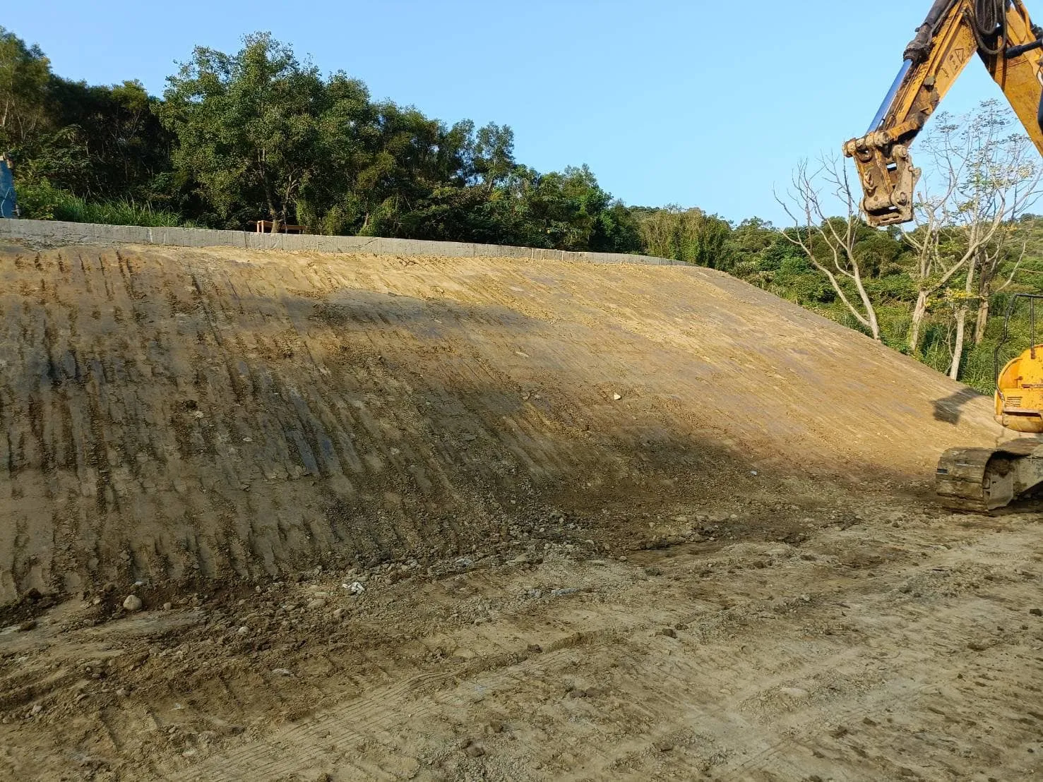 挖土機整平露營區坡面土壤