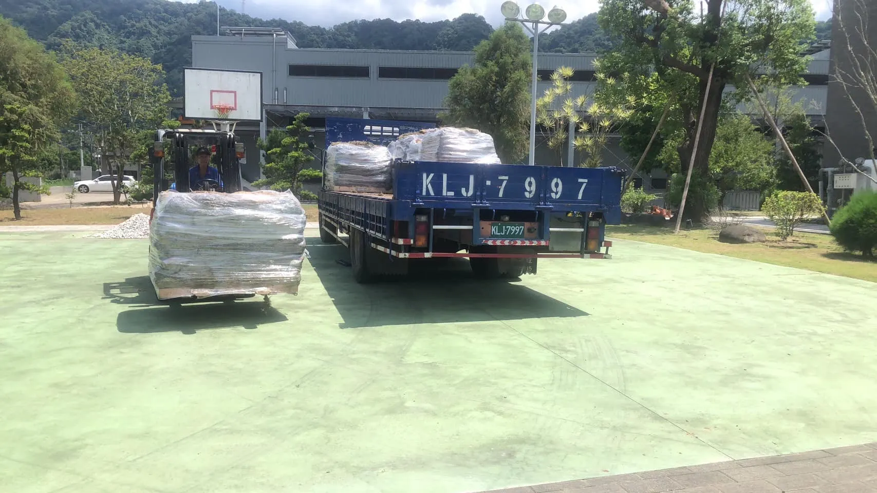 貨車運送草皮捲至別墅現場