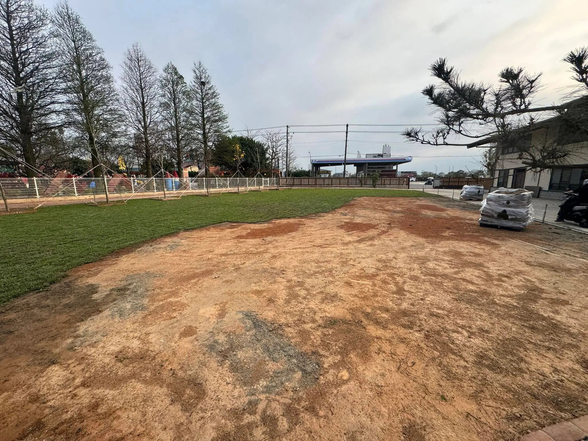 幼兒園操場部分區域鋪設中