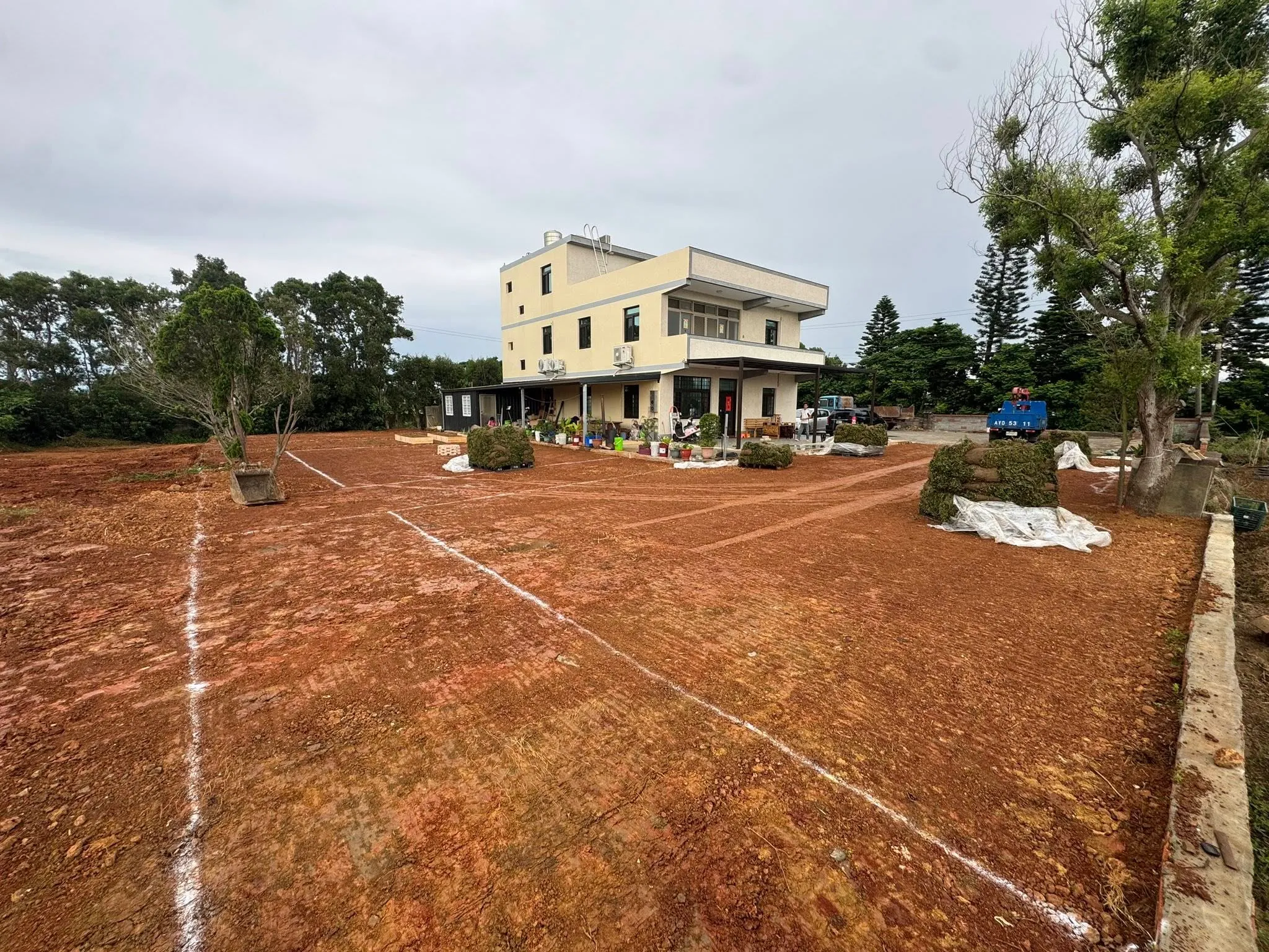 農舍前庭整地劃線準備