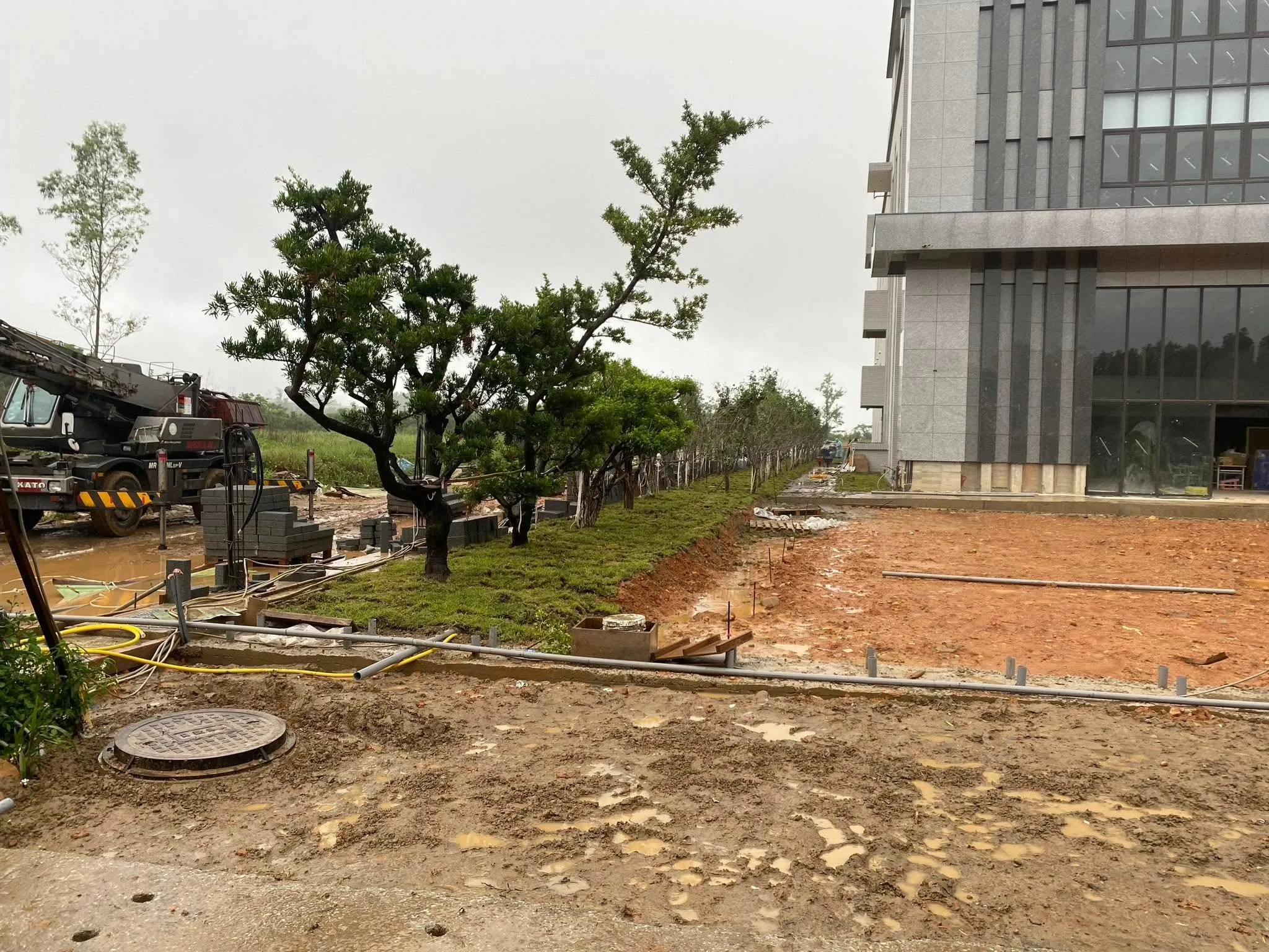 建築外圍綠地整地施工中