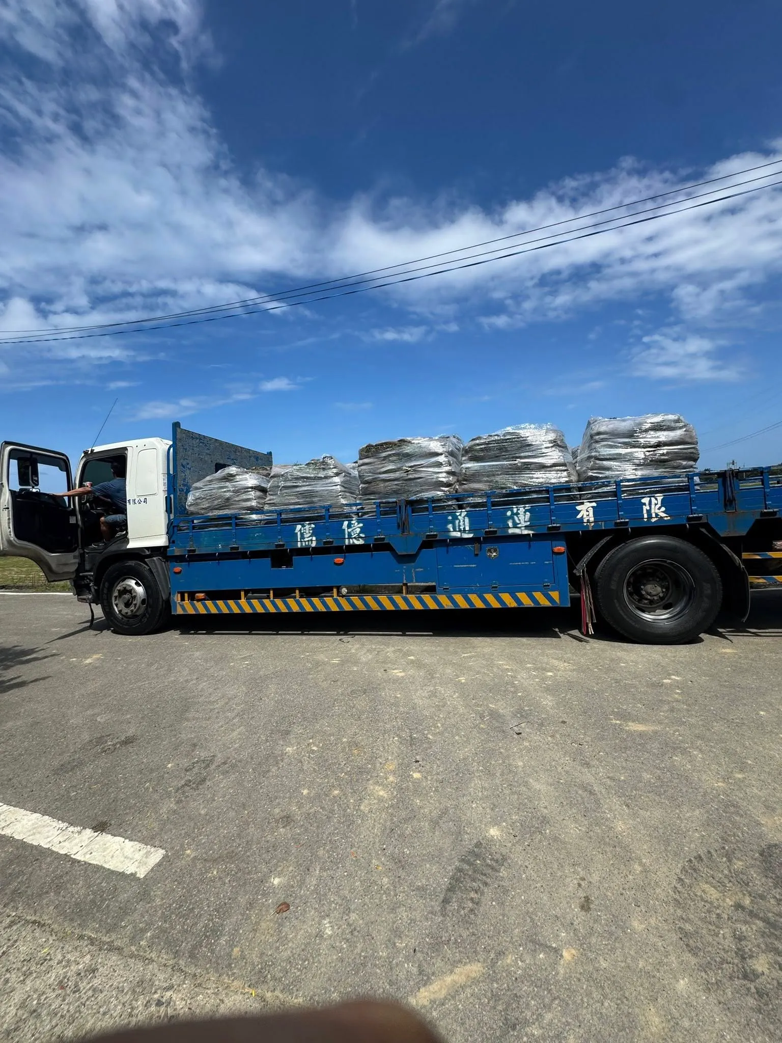 草皮運送車隊抵達彰化工地