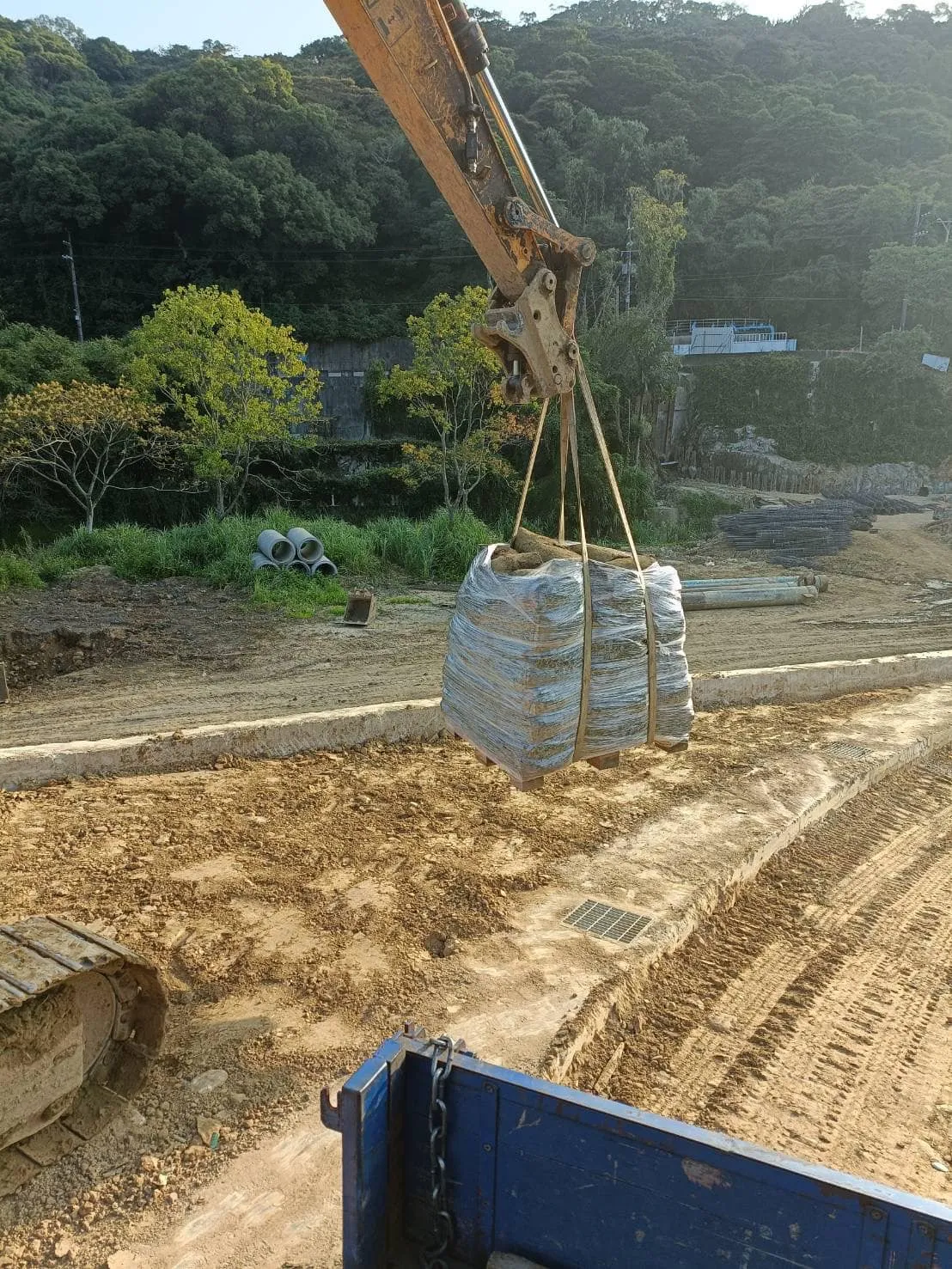 吊掛太空包運送客土材料