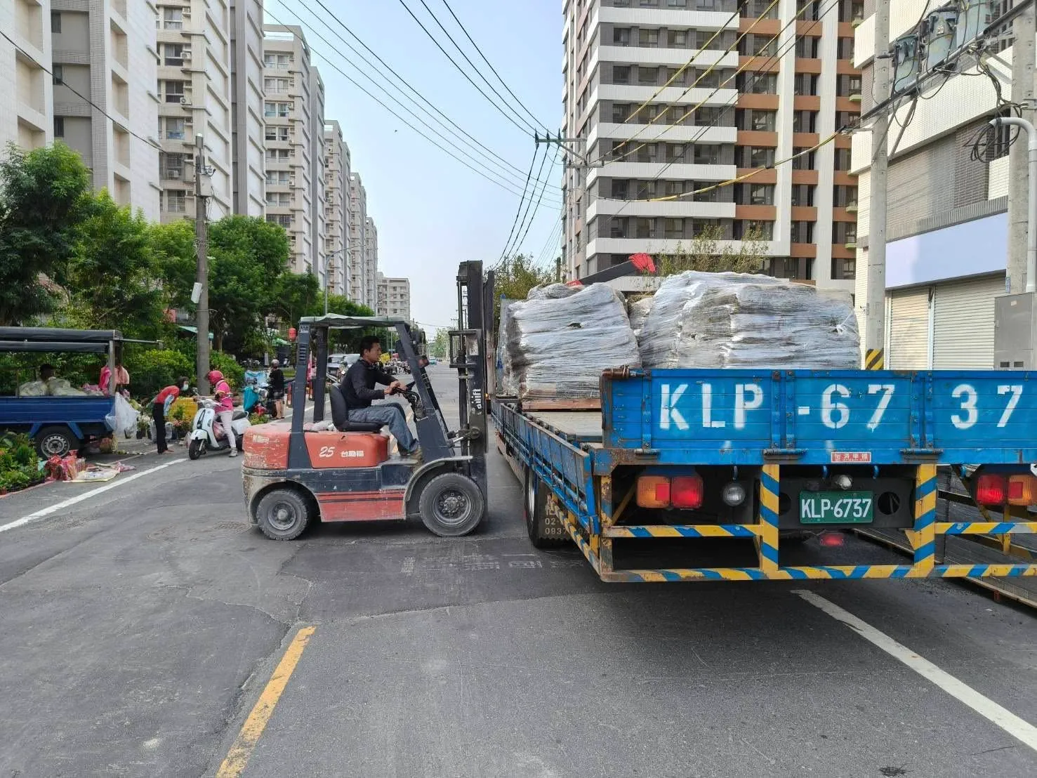 堆高機卸載草皮捲至施工現場