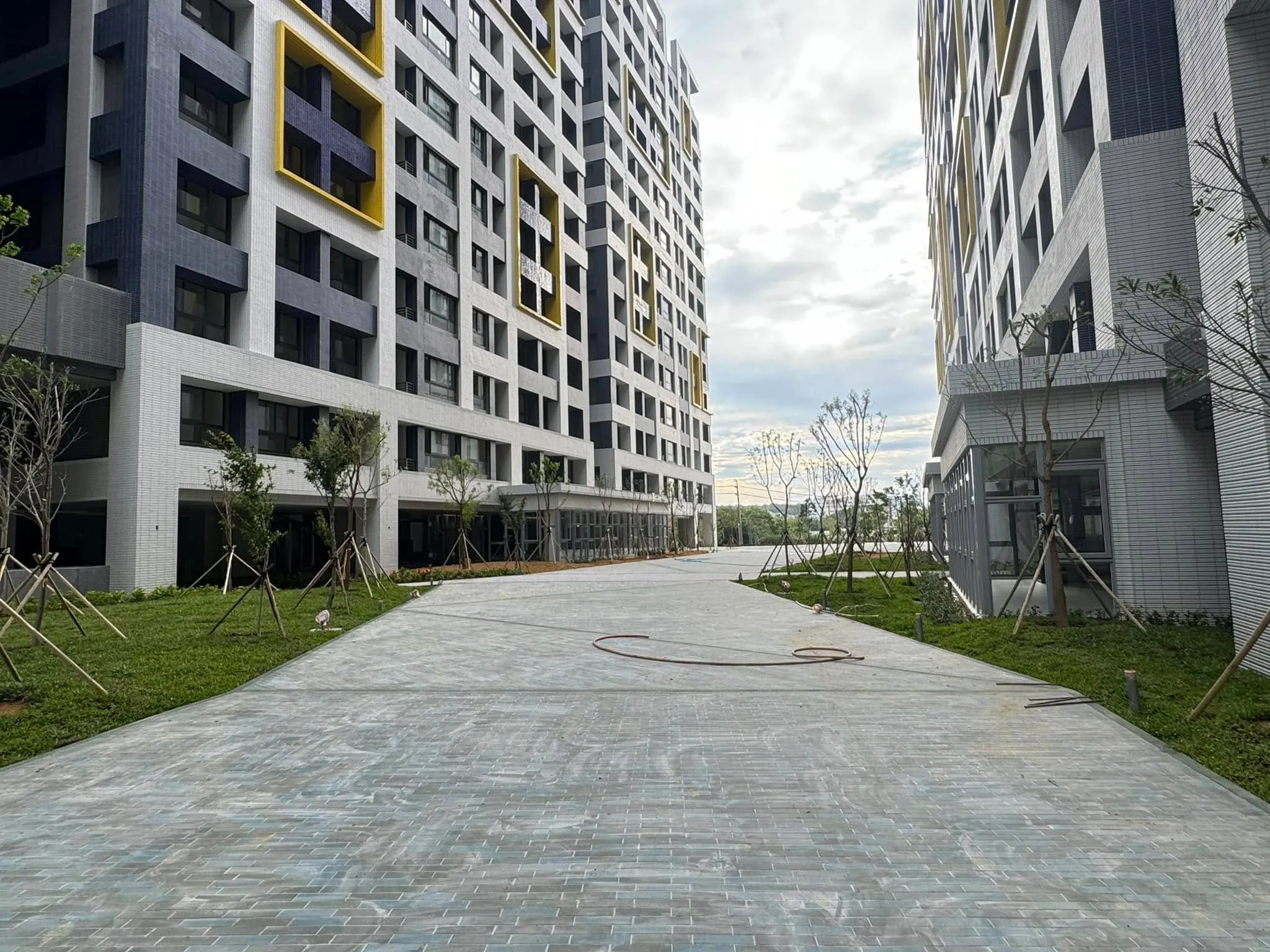 建案中庭步道與草皮區完工