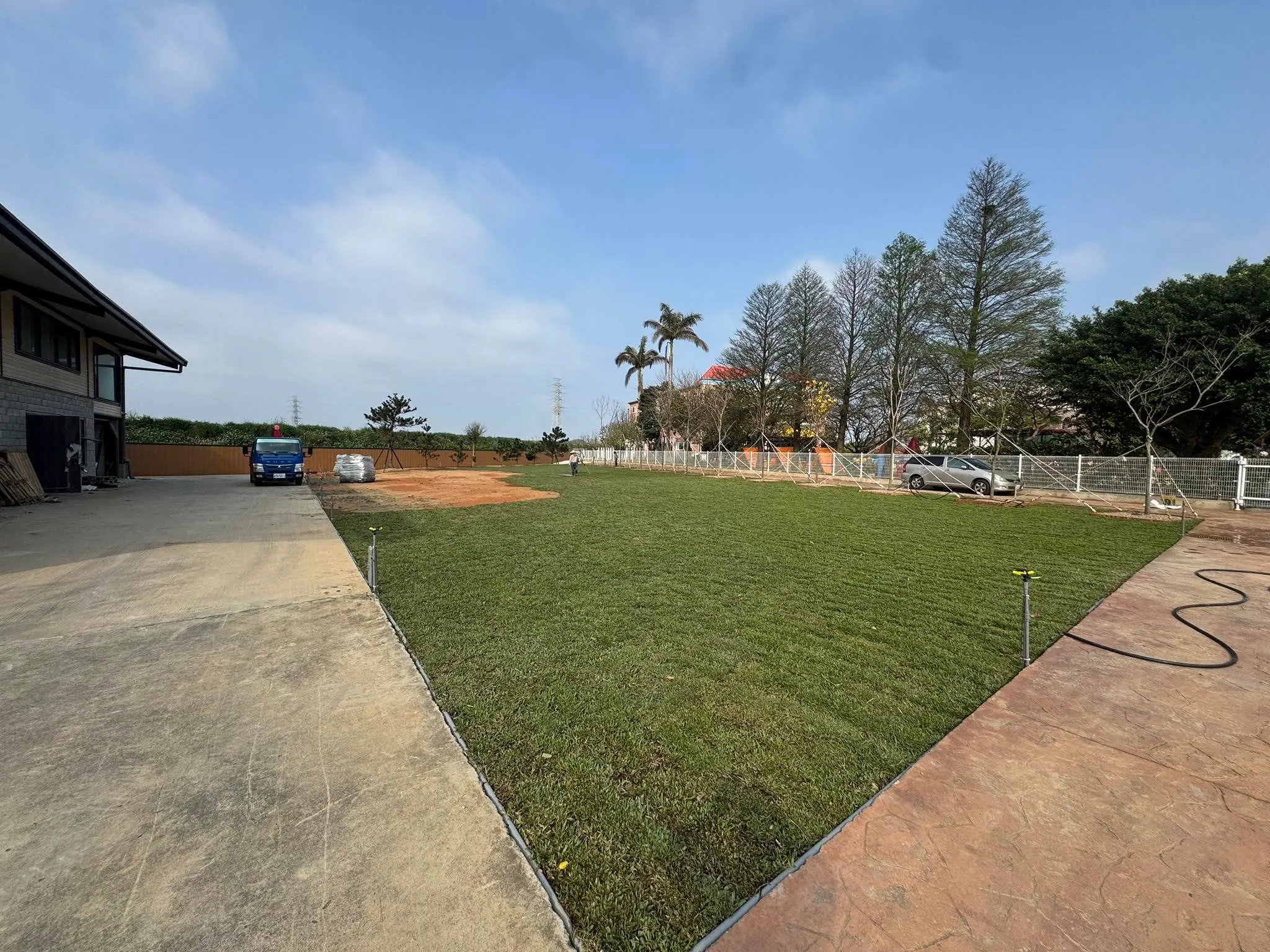 幼兒園前庭草皮鋪設完成全景