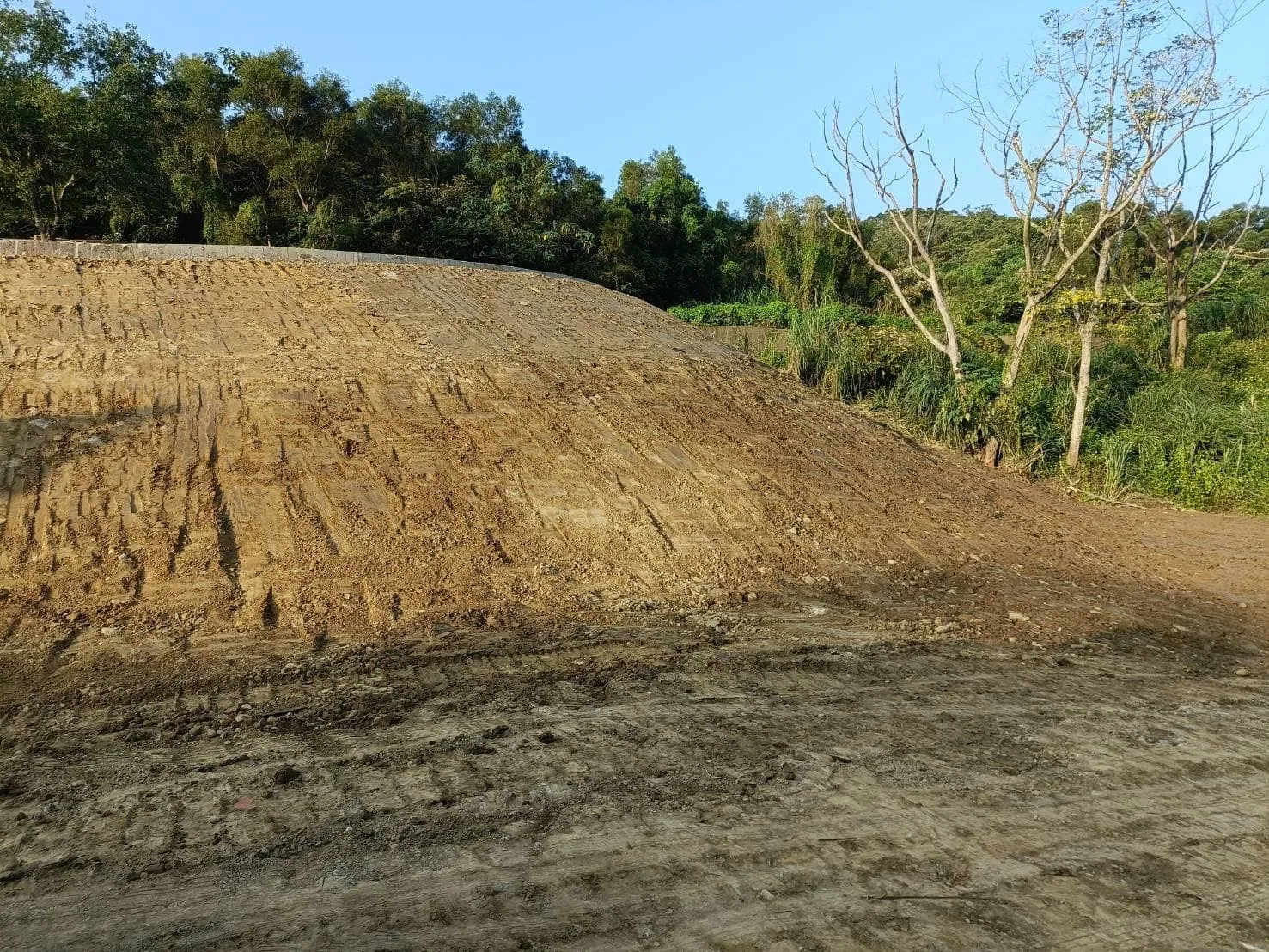 露營區坡面土壤細部整平