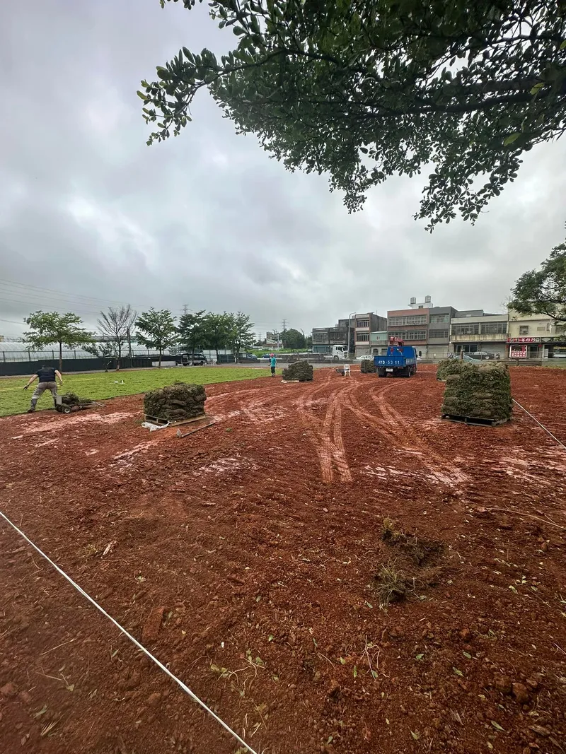草皮鋪植前 — 紅土整地與草皮搬運施工中